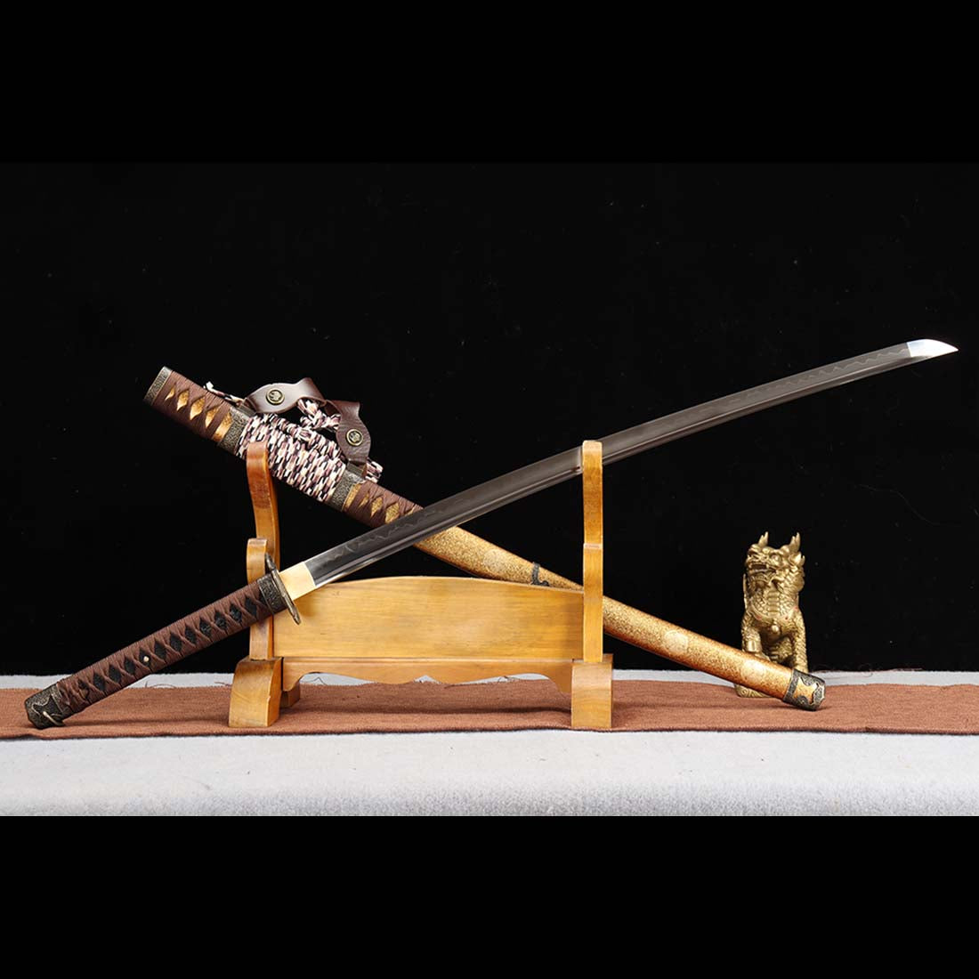 http://www.coolkatana.com/cdn/shop/products/HandmadeJapaneseSamuraiKatana_T10SteelClayTemperedCypressSayaNobunagaSword_9_1200x1200.jpg?v=1684467846