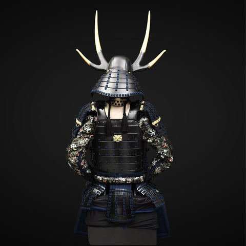 Handgemachte schwarze Samurai-Rüstung des Yoroi-Oda-Clans in Lebensgröße mit Geweihhelm