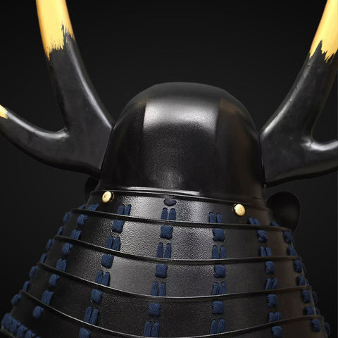 Handgemachte schwarze Samurai-Rüstung des Yoroi-Oda-Clans in Lebensgröße mit Geweihhelm