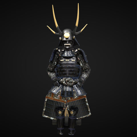 Handgemachte schwarze Samurai-Rüstung des Yoroi-Oda-Clans in Lebensgröße mit Geweihhelm